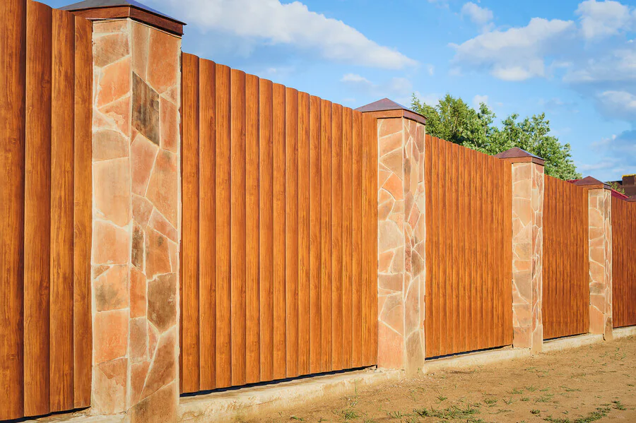 Comment habiller un mur en parpaing extérieur avec du bois ?