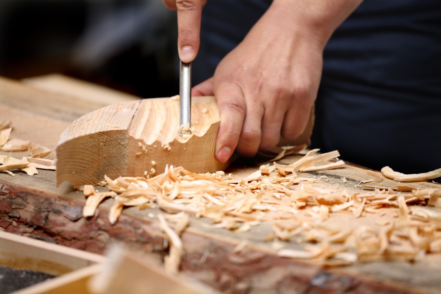 Quelles sont les techniques de base de la sculpture sur bois pour les débutants?